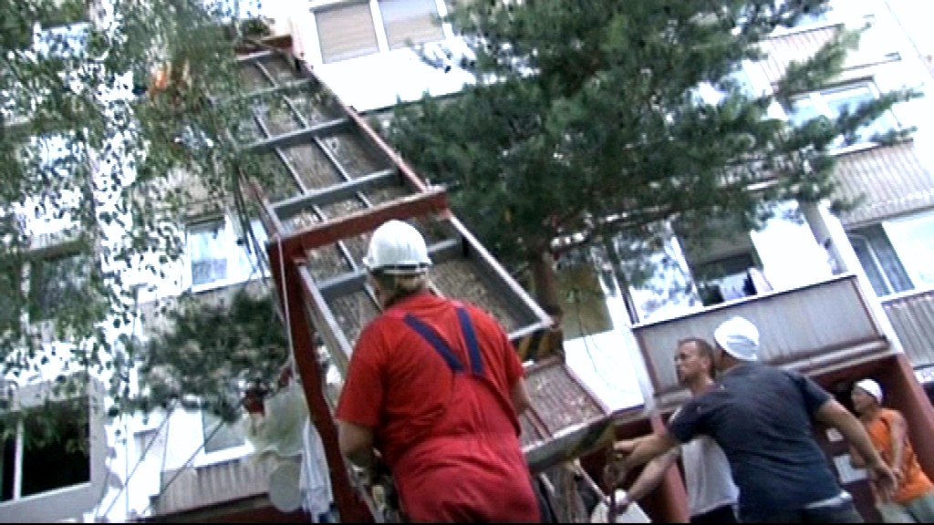 Na Slovensku sa udialo ďalšie stavbárske nešťastie. Tentoraz v Spišskej Novej. Zrútila sa tam plošina s mužmi, ktorí na sídlisku Mier zatepľovali panelák.